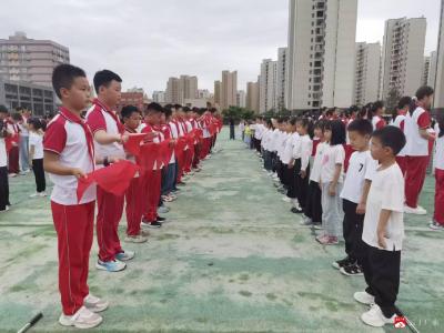 广水市永阳学校举行“高举队旗跟党走，做新时代好少年”新队员入队仪式