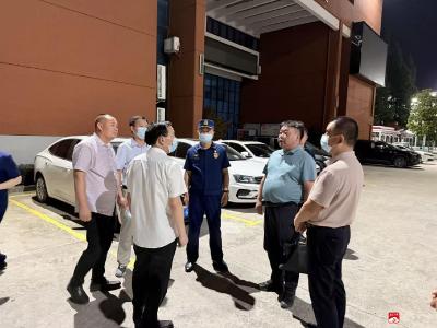 消防夜巡进校园，筑牢安全“防火墙”