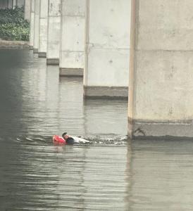 致敬无畏寒冬勇救落水群众的随县民警