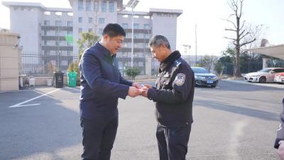 姜辛辛看望慰问广大公安干警和跳水救人民警 