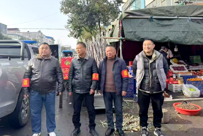 草店镇：清晨雾霭中的一抹 “红”