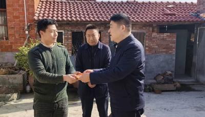 姜辛辛看望慰问跳水救人退役军人