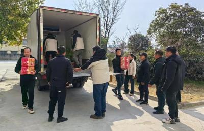 一车鲜果甜了老人心 ——汇满隆果品有限公司爱心捐赠万和镇农村福利院