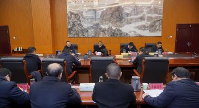县委理论学习中心组举行集中学习研讨会 