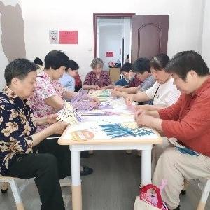 径河街官塘角社区：开展“非遗竹编扇·清风聚满‘塘’”活动