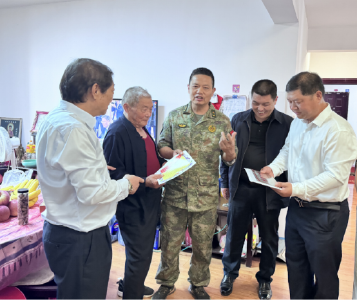 喜送入伍通知书 共筑强军梦