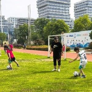 永丰社区开展亲子足球趣味公益活动