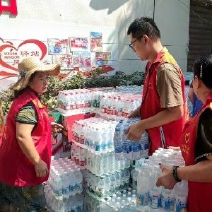 这里“营业”啦！越来越多的人自愿来为高温劳动者“续杯”→