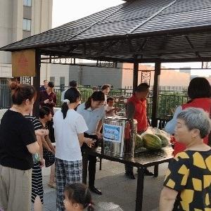 社区夏夜欢乐映 清凉相伴情更浓