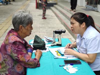 眼科义诊进社区，照亮“银龄”光明路