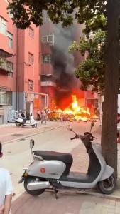 东西湖小伙火场救人