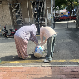 吴兴社区开展“防蚊媒 保健康”清洁家园专项行动