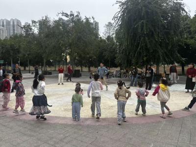 径河街官塘角社区：“寻觅秋韵” 户外读书会 亲子共绘秋日童话