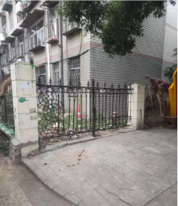 院墙倒塌“众人扶” 基层协作显温情