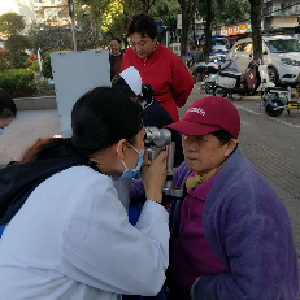 吴家山街道：望丰社区开展“义诊理发进游园，健康便民暖人心”活动