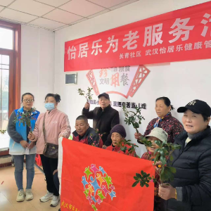 吴家山街道长青社区开展“暖冬银耳香 巧手变废宝” 活动