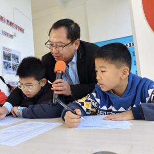 将军路街道：新城俊园小区书法课开讲啦