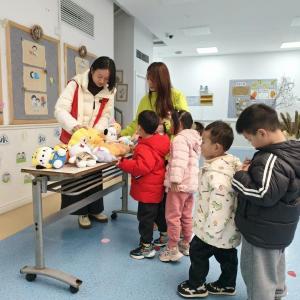 姑李路社区联合爱心企业开展“童心筑梦 联动护航”主题公益活动