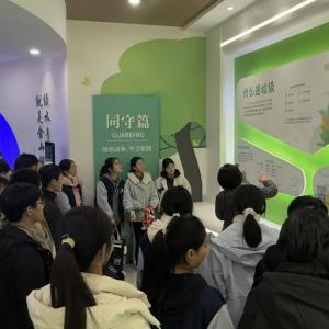 探秘垃圾“变形记” 东西湖城管点亮青少年环保心