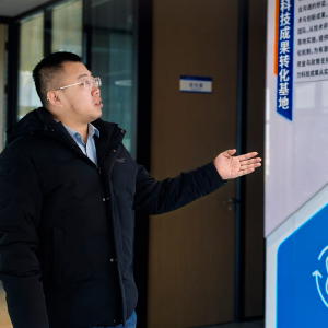 他用武大校友圈，撬动一座产业中心