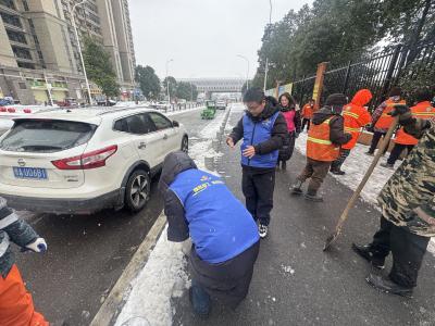 径河街长墩堤社区：心系环卫 开展冬日送姜茶慰问活动