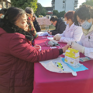吴家山街恒春里社区开展“弘扬中医文化，守护居民健康”义诊活动