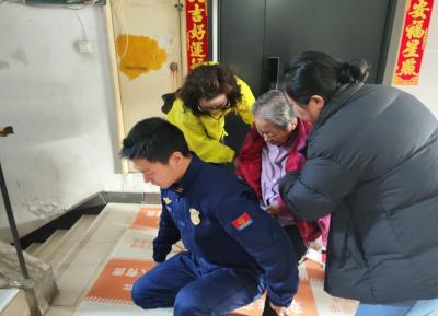 消防员当起“临时电梯”，社区服务“包保”到家