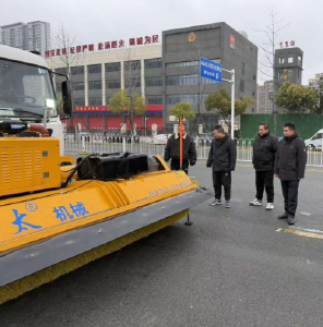 将军路市政环卫公司以雪为令防未然，精准施策护民安