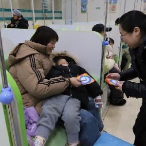 风雪中守护“极寒”患者 ——5000片暖宝宝免费发放