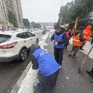 径河街长墩堤社区：心系环卫 开展冬日送姜茶慰问活动