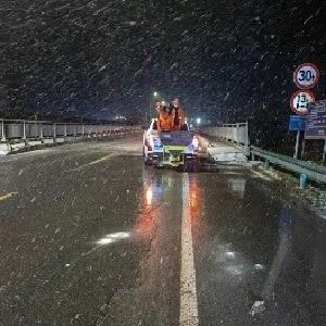 刚刚，东西湖下雪啦