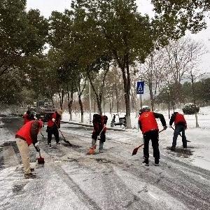径河街稻香社区：志愿红暖寒冬 铲冰除雪保畅通