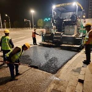 东西湖区夜间抢修10条破损道路 市民出行更顺畅了