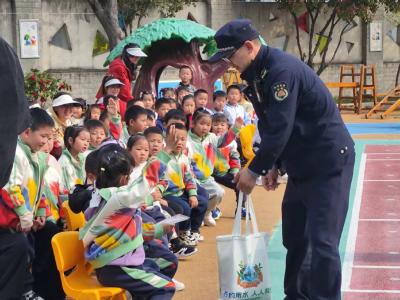 开耕节上，常青花园城管进社区讲“节水课”送“再生肥”