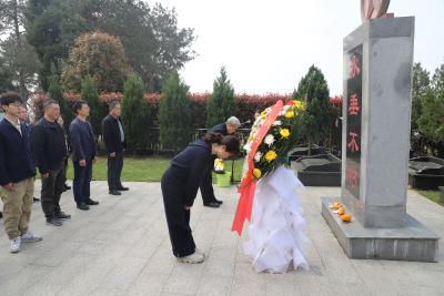 清明祭英烈 薪火永相传——区退役军人事务局携手长青社区缅怀革命先烈