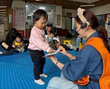 马池墩社区举办“春味润童心 巧手制青团”主题亲子公益活动