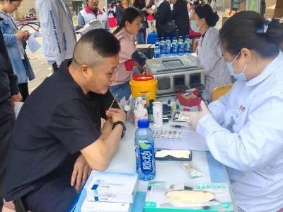 十二载热血接力 ，温暖从未断档 —— 吴家山街组织开展无偿献血活动