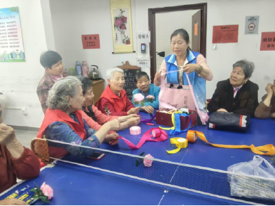 径河街官塘角社区：感恩母亲节 巧手制花礼——开展丝带玫瑰DIY手工活动