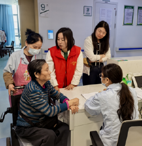薪火互助暖桑榆 贴心守护解民忧 —— 白鹤嘴社区帮扶独居老人就医解忧