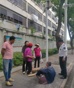 路遇跌倒老人伸援手，吴家山街社区干事暖心救助显温情