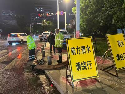 夜间一瞬暖了一座城，将军路防汛夜巡人员暖心救助走失女童