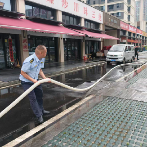 城管进社区 烟火气不添“油”——将军路街综合执法中心联动整治路面油烟沉积
