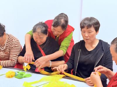 径河街道赛洛城社区：巧手制葵颂母爱 志愿服务护夕阳