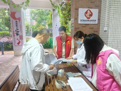 送医上门解民忧 温情相伴护老人——梅花池社区定期开展老年健康关爱服务