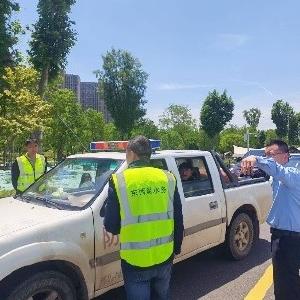 “五一”晴好出游热，将军路街执法+环卫联动坚守，守护景点堤岸舒心假期
