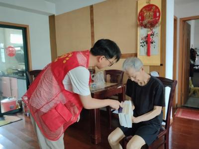 温情送书香 平安暖夕阳——梅花池社区用心守护独居老人