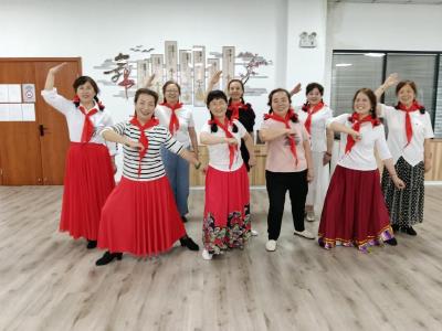 红领巾+麻花辫，这群65岁“超龄女孩”六一C位出道