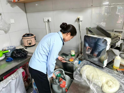 城管进社区 拧紧燃气“安全阀”