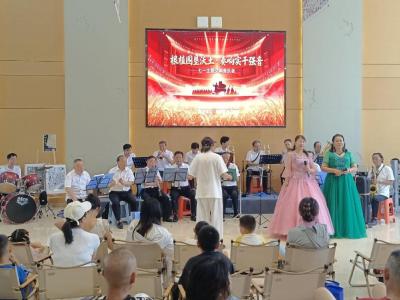 银发琴弦奏响红色强音，熊家墩社区举办迎七一交响音乐会