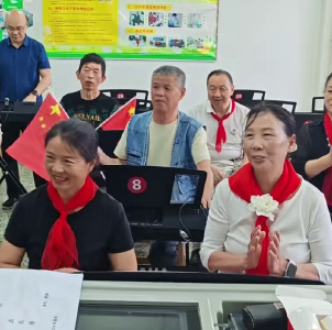 东西湖区老年大学电子琴班“童”心绽放